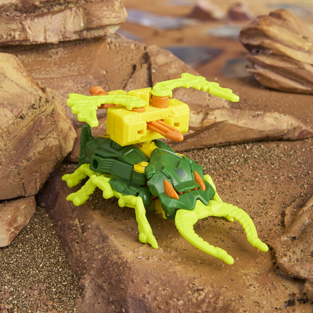 Figura Transformers Cyberworld Chop Shop verde en modo robot - 4