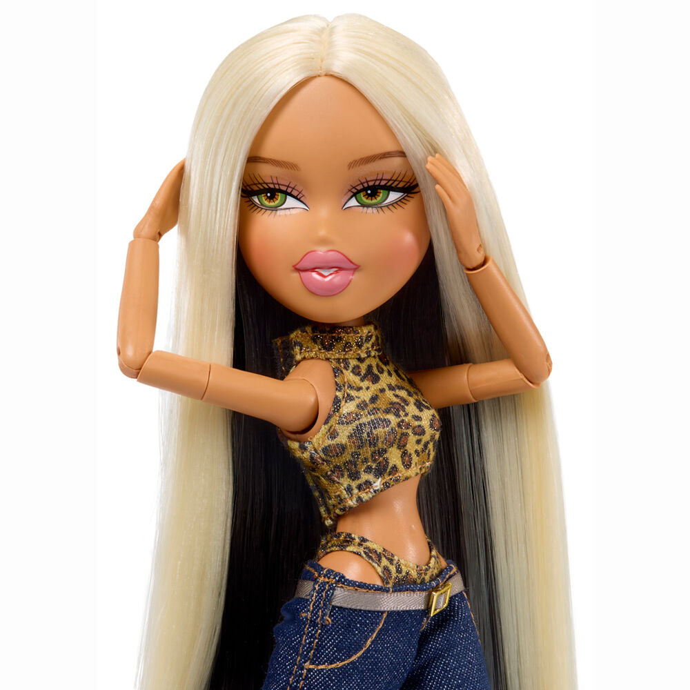 Muñeca Lola Índigo Bratz de MGA con estilismo rojo y capa decorada - 15