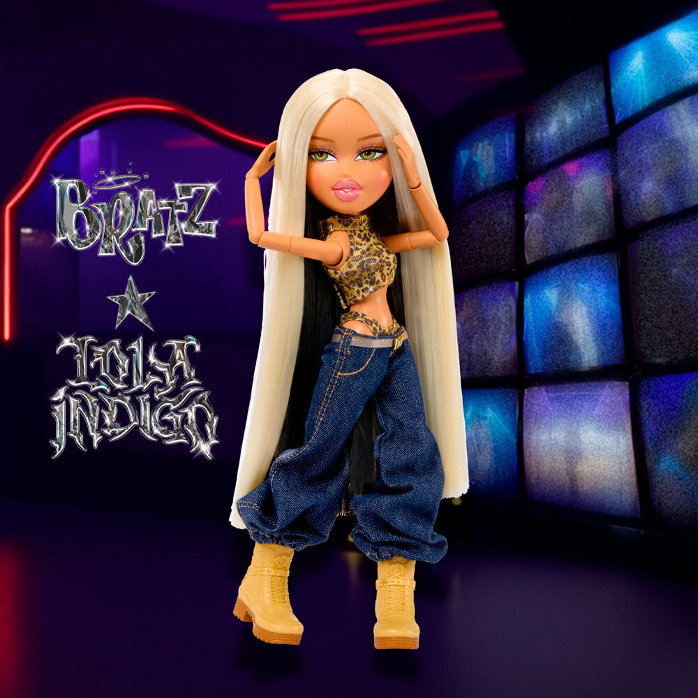Muñeca Lola Índigo Bratz de MGA con estilismo rojo y capa decorada - 22