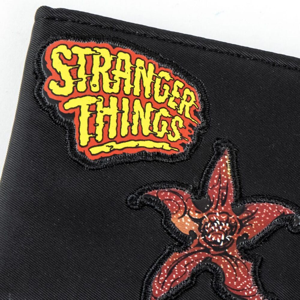 Cartera negra Stranger Things de CERDÁ con banda roja - 5