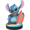 Figura de Stitch Surfero Disney con tabla de surf sobre una base de playa