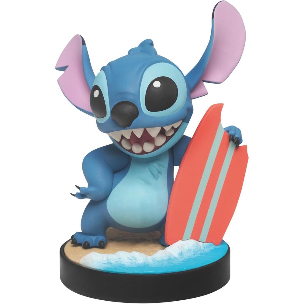 Figura de Stitch Surfero Disney con tabla de surf sobre una base de playa