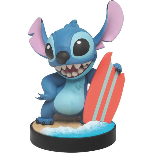 Figura de Stitch Surfero Disney con tabla de surf sobre una base de playa