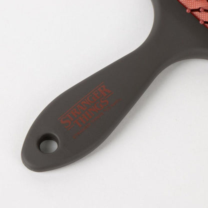 Cepillo para el pelo CERDÁ de Stranger Things en negro y rojo - 4