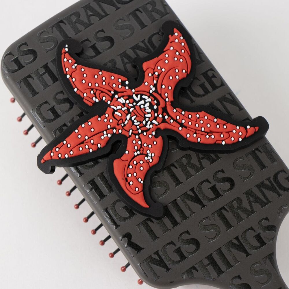 Cepillo para el pelo CERDÁ de Stranger Things en negro y rojo - 6