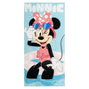 Toalla de Minnie Disney con lazo rosa en una escena de piscina