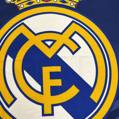 Toalla azul de microfibra del Real Madrid con escudo - 3