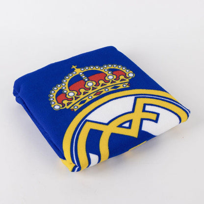 Poncho toalla azul del Real Madrid con capucha y escudo frontal - 3