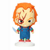 Figura Pokis de Chucky de 7 cm con cuchillo sobre base blanca