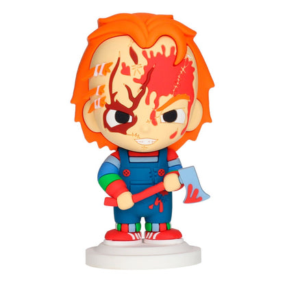 Figura Pokis de Chucky de goma con hacha y base blanca
