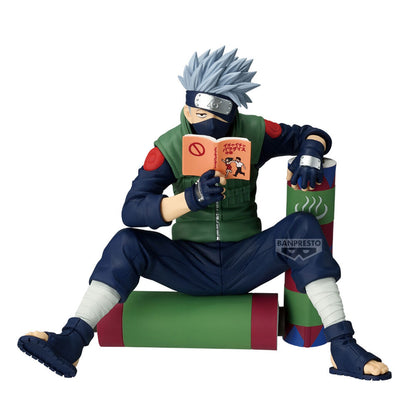 Figura de Kakashi Hatake de Naruto sentado y leyendo un libro