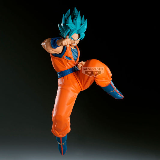 Figura de Son Goku Super Saiyan Blue de BANPRESTO en pose de combate - 3