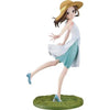 Figura de Takagi-san con sombrero y vestido blanco sobre base verde