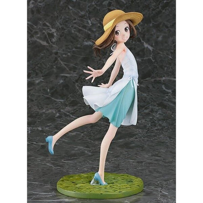 Figura de Takagi-san con sombrero y vestido blanco sobre base verde - 2
