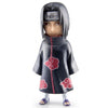 Figura de Itachi de Naruto Shippuden con capa oscura y nubes rojas