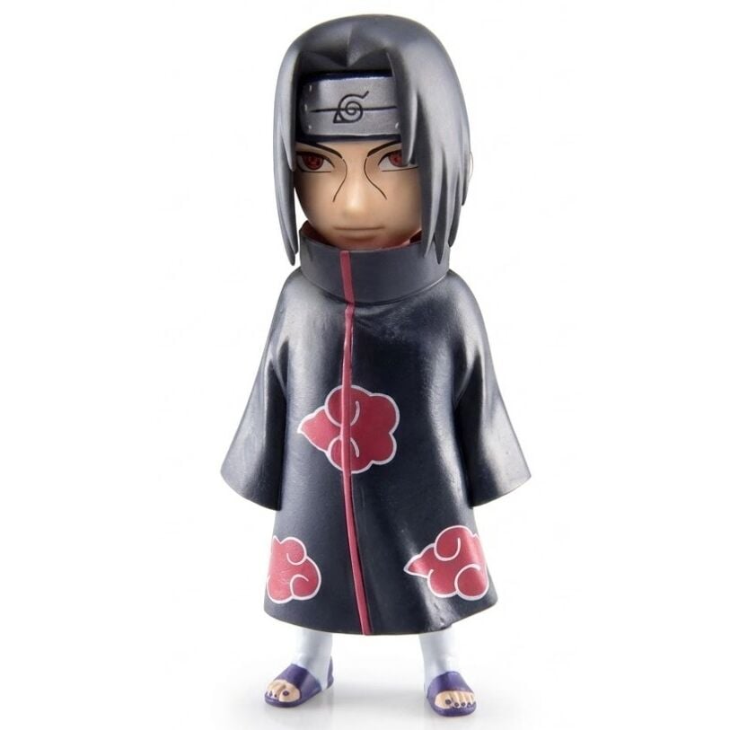 Figura de Itachi de Naruto Shippuden con capa oscura y nubes rojas