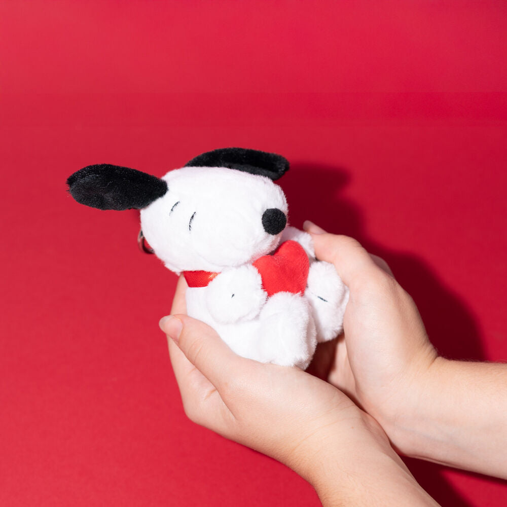 Llavero de peluche de Snoopy abrazando un corazón rojo - 4