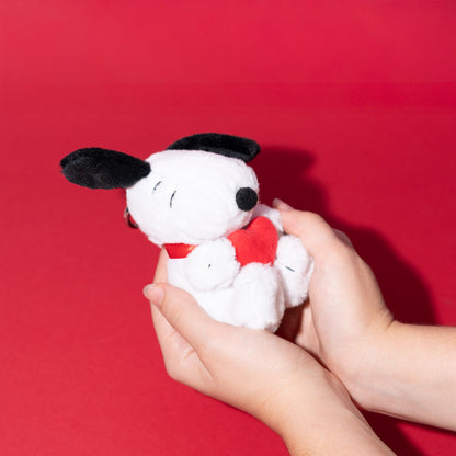 Llavero de peluche de Snoopy abrazando un corazón rojo - 4