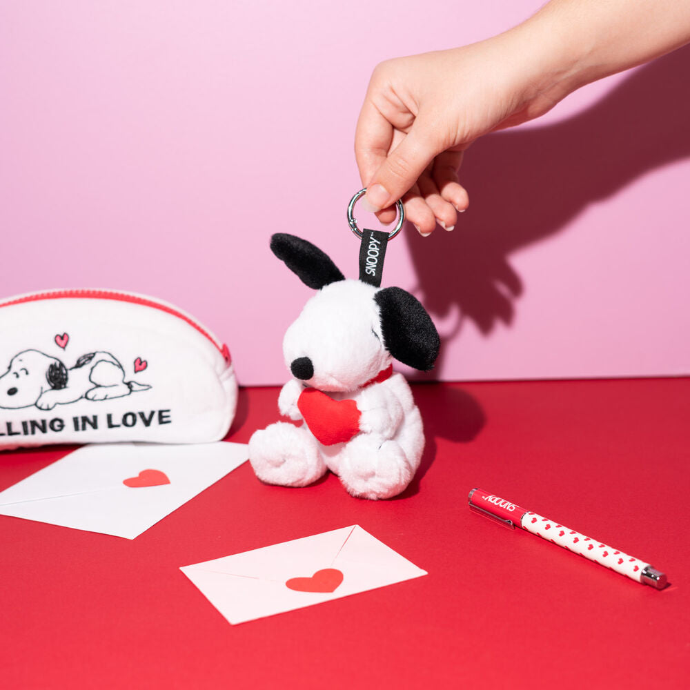 Llavero de peluche de Snoopy abrazando un corazón rojo - 7