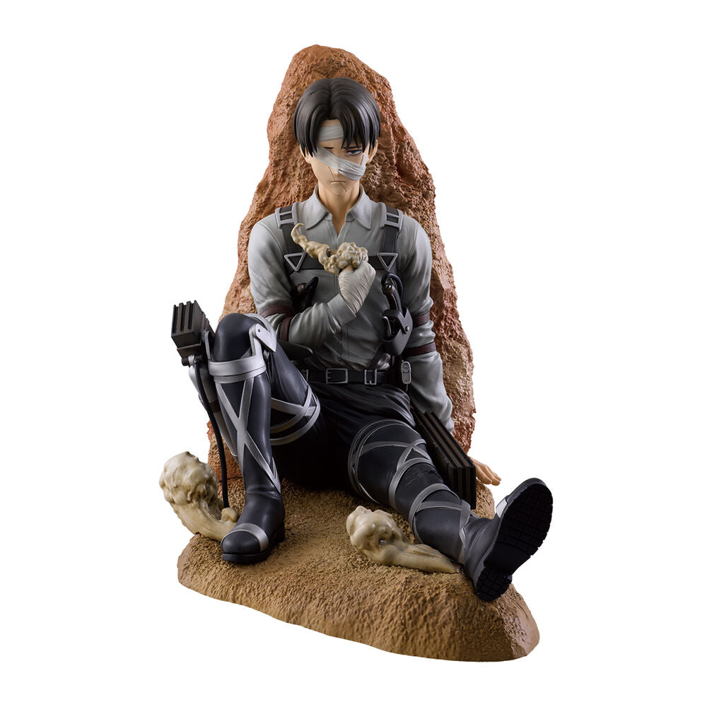 Figura Ichibansho de Levi de Attack on Titan sentado sobre una base rocosa