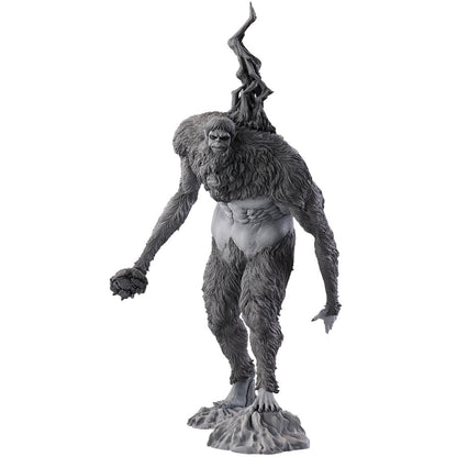 Figura Ichibansho del Beast Titan de Attack on Titan sobre base rocosa