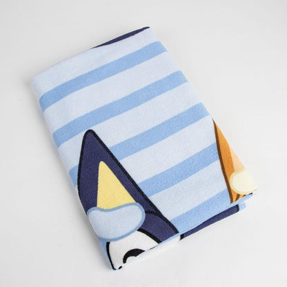 Toalla Bluey de microfibra con Bluey y Bingo sobre rayas azules - 2