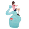 Figura de Momo de Dandadan sentada sobre una forma turquesa