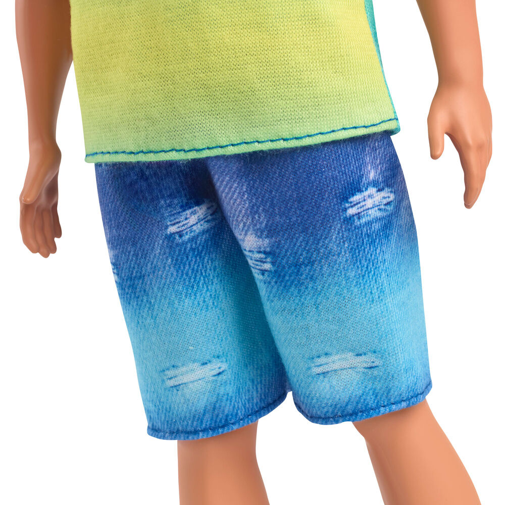 Muñeco Ken Fashionistas Barbie con camiseta degradada y pantalones vaqueros - 4