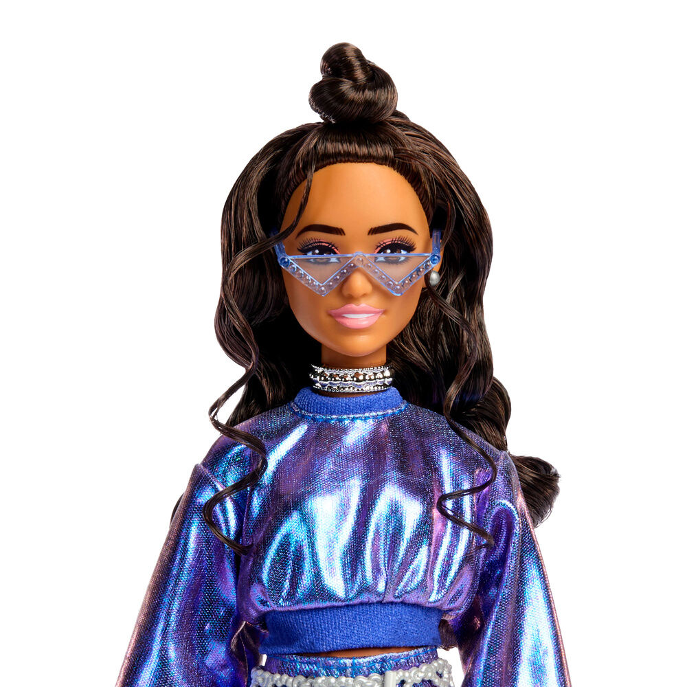 Muñeca Barbie Deluxe Style con conjunto metalizado azul y accesorios - 5