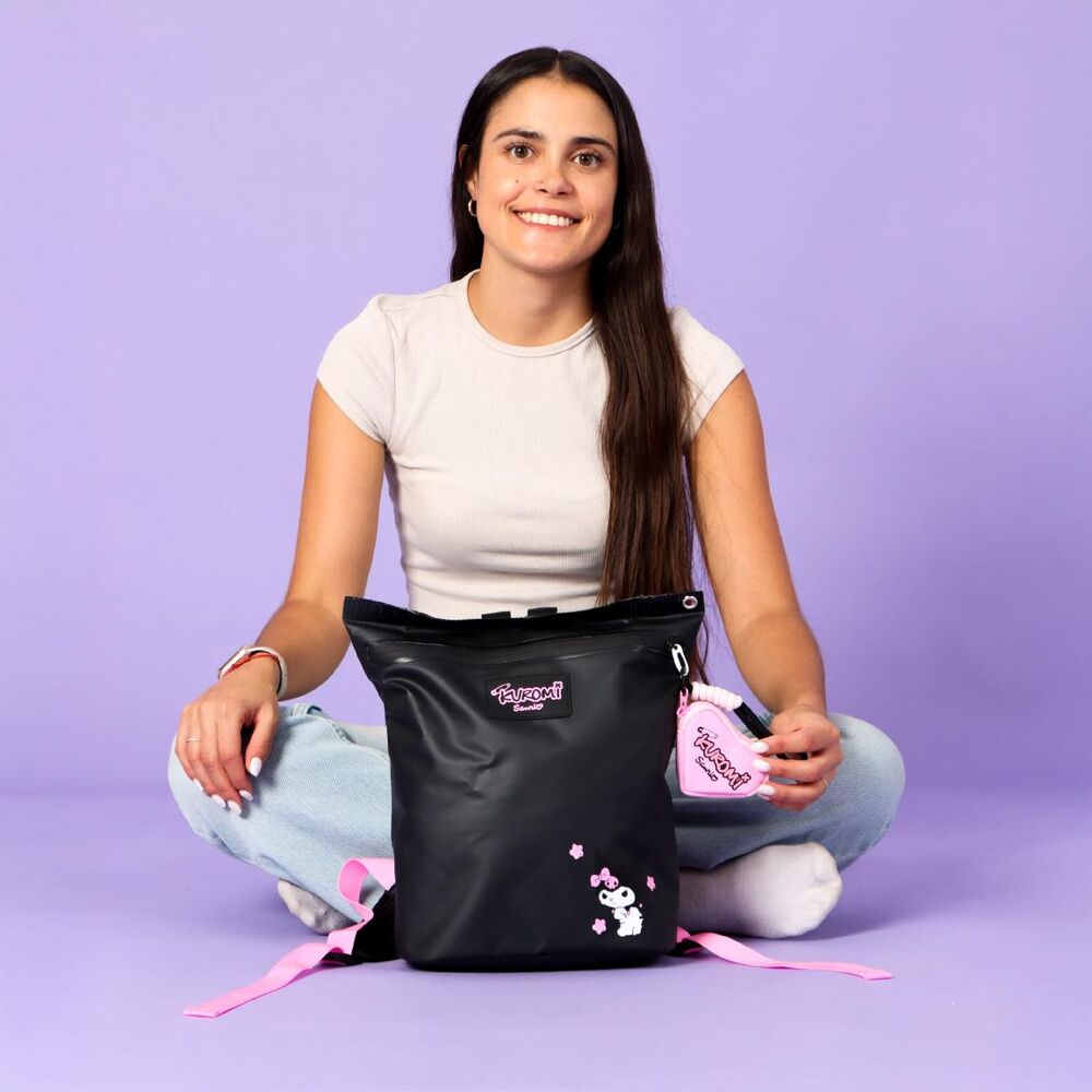 Mochila negra de Kuromi con bolsillo frontal y detalle rosa - 2