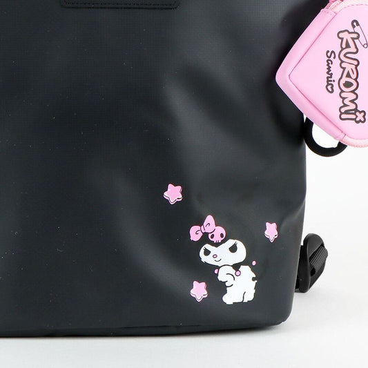 Mochila negra de Kuromi con bolsillo frontal y detalle rosa - 5