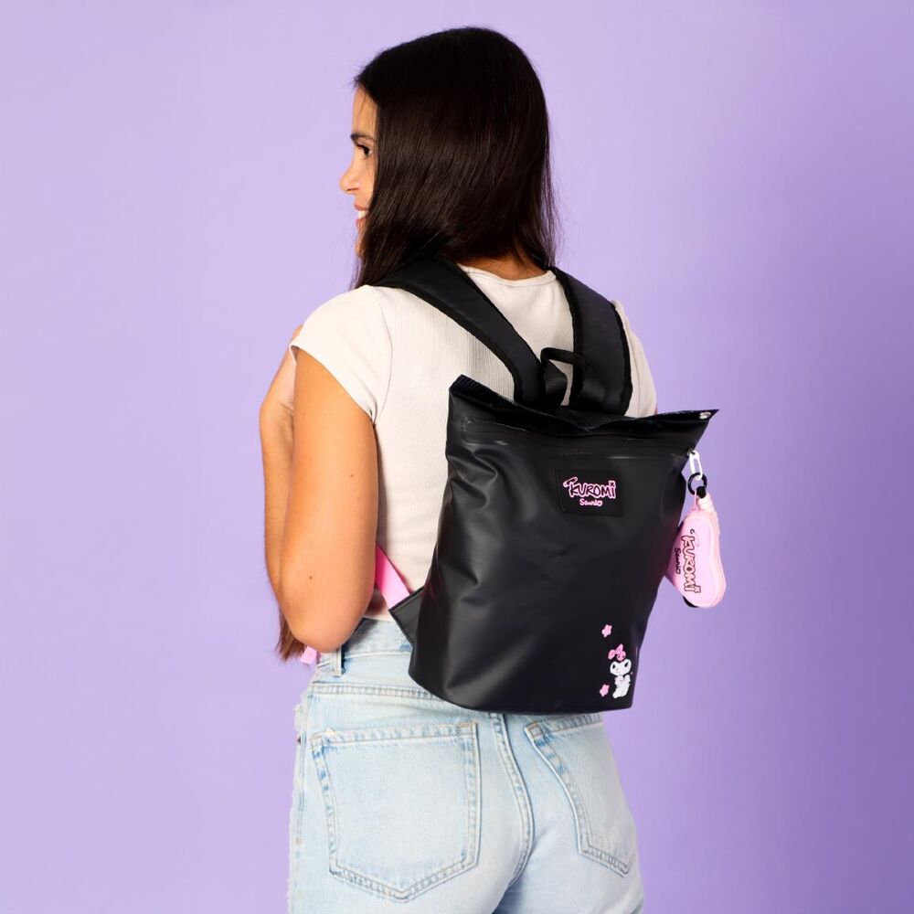 Mochila negra de Kuromi con bolsillo frontal y detalle rosa - 3