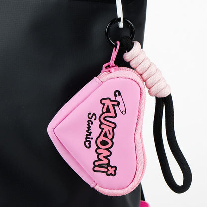 Mochila negra de Kuromi con bolsillo frontal y detalle rosa - 7