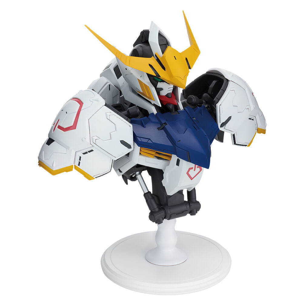 Figura Ichibansho de Gundam Barbatos con armadura blanca y azul sobre base circular