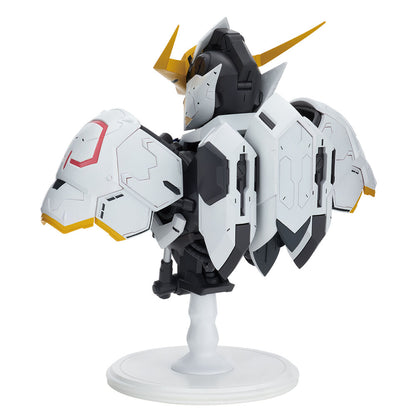 Figura Ichibansho de Gundam Barbatos con armadura blanca y azul sobre base circular - 2