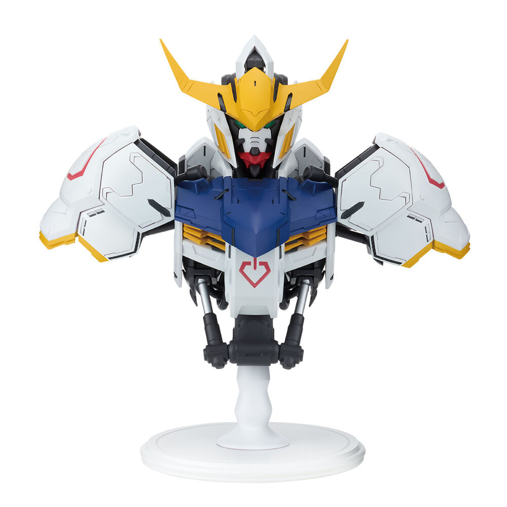 Figura Ichibansho de Gundam Barbatos con armadura blanca y azul sobre base circular - 3
