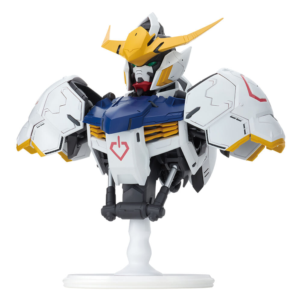 Figura Ichibansho de Gundam Barbatos con armadura blanca y azul sobre base circular - 4