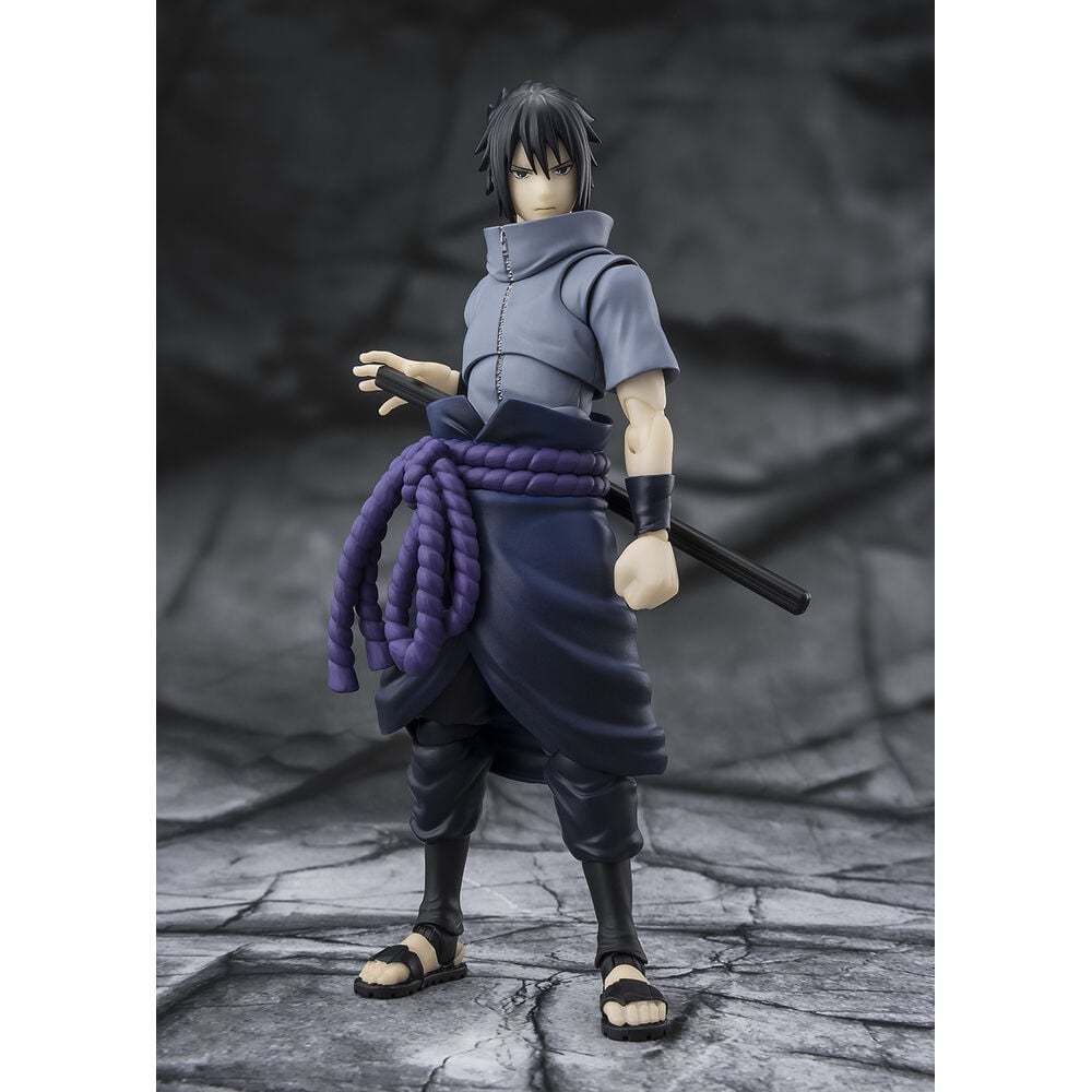 Figura S.H.Figuarts de Sasuke Uchiha con atuendo oscuro y cordón morado
