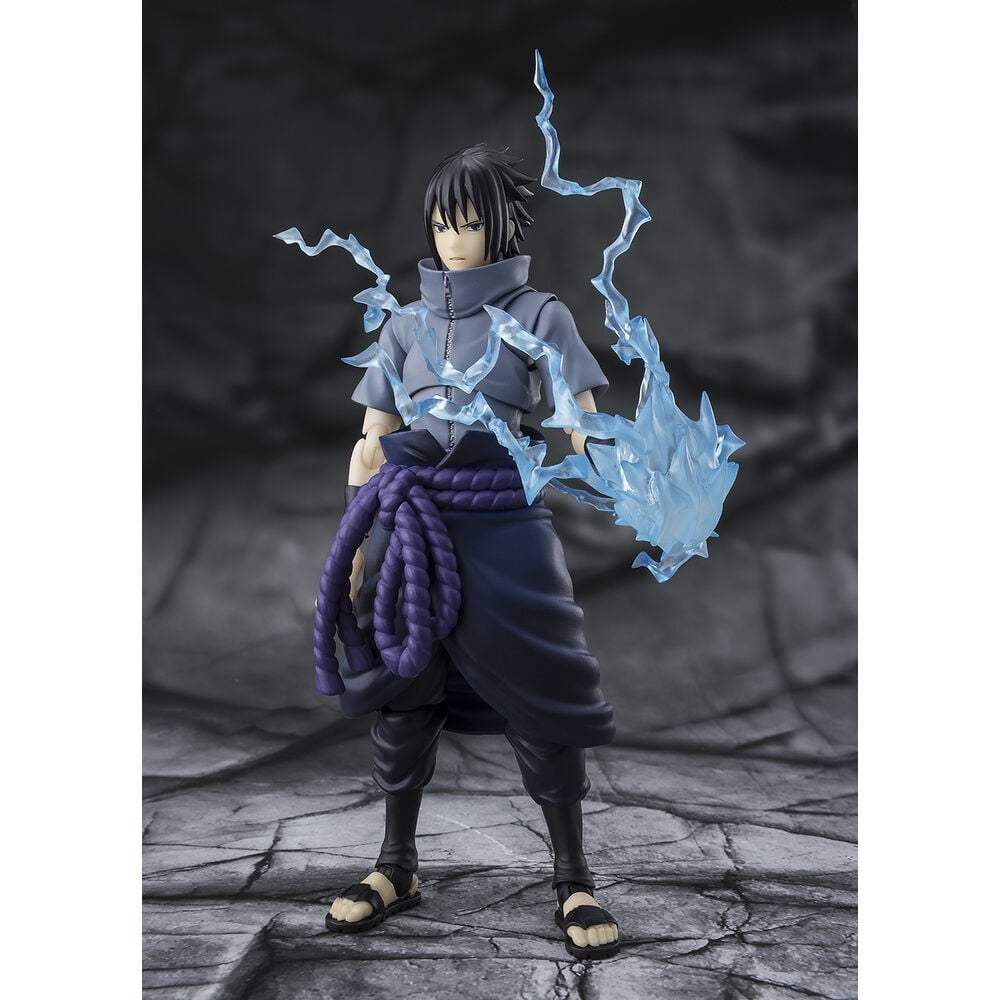 Figura S.H.Figuarts de Sasuke Uchiha con atuendo oscuro y cordón morado - 2