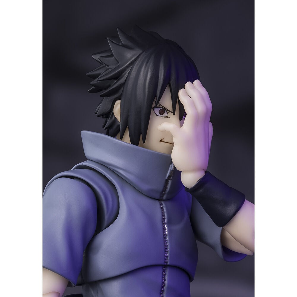 Figura S.H.Figuarts de Sasuke Uchiha con atuendo oscuro y cordón morado - 4
