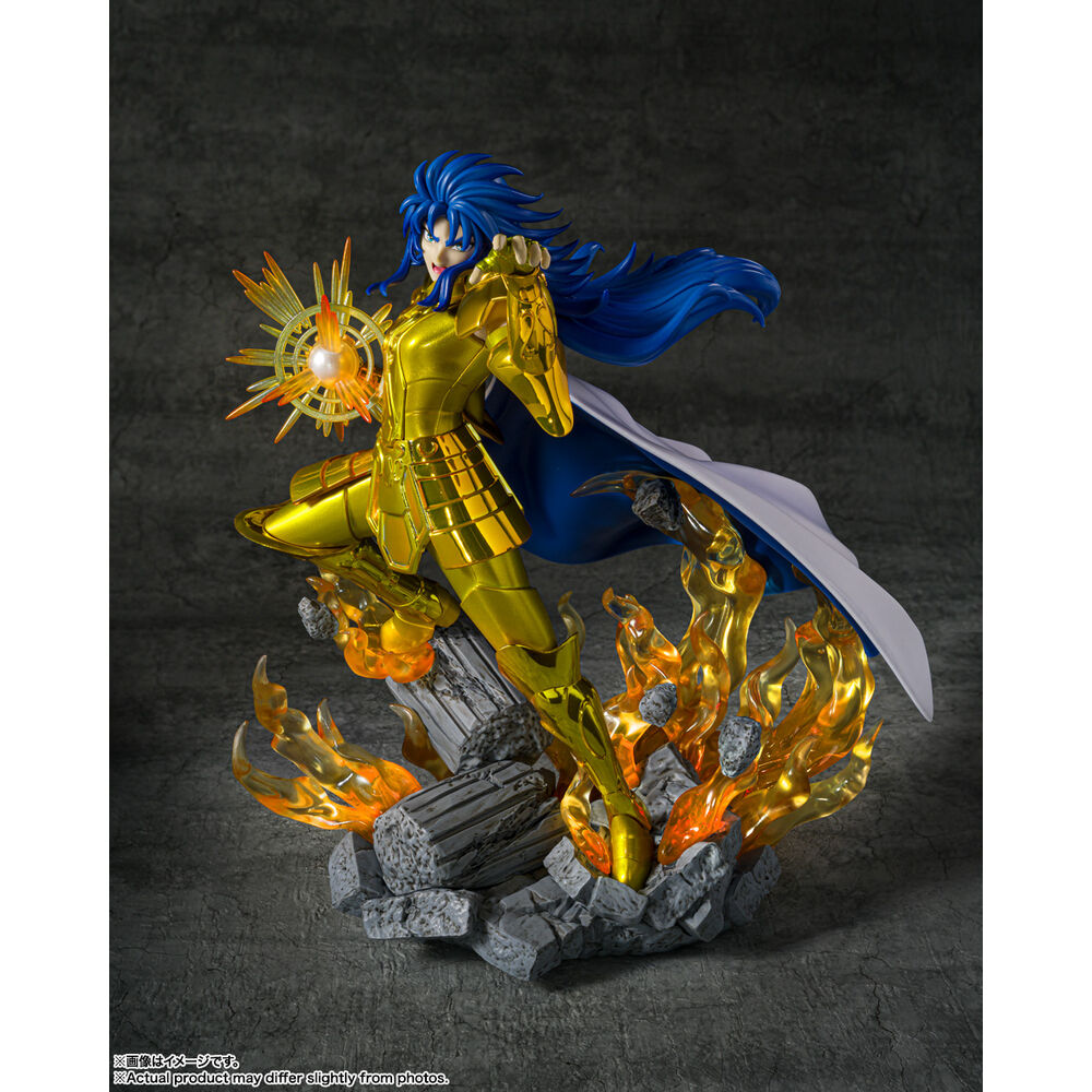 Figura Figuarts Zero de Saga de Géminis con armadura dorada y efectos de llamas