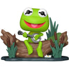Figura Funko POP Deluxe de Kermit con banjo sobre un tronco