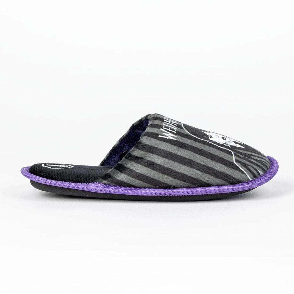 Pantuflas CERDÁ de Wednesday con rayas negras y grises y ribete morado - 2