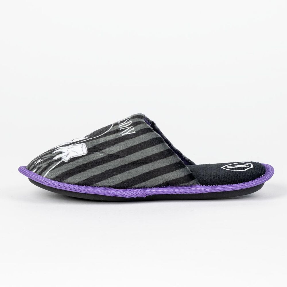 Pantuflas CERDÁ de Wednesday con rayas negras y grises y ribete morado - 3