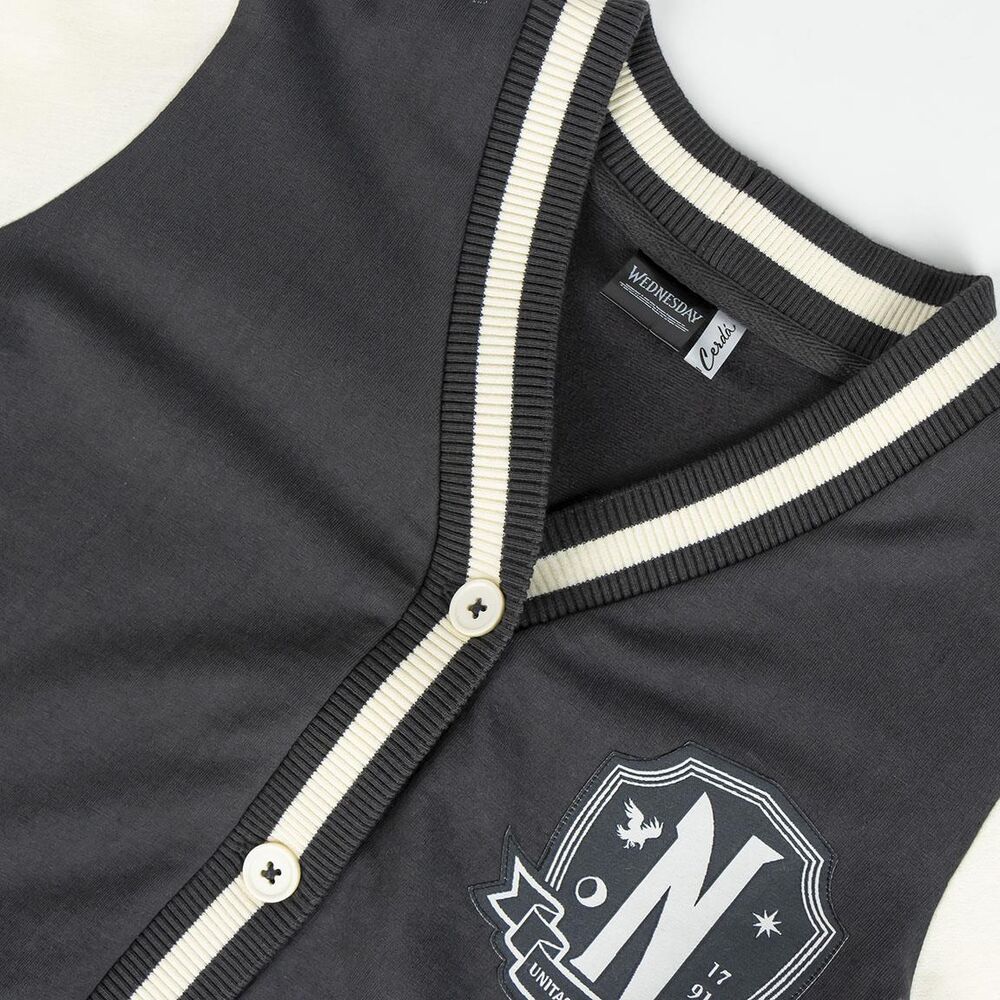 Chaqueta infantil Wednesday gris y crema con escudo frontal - 3
