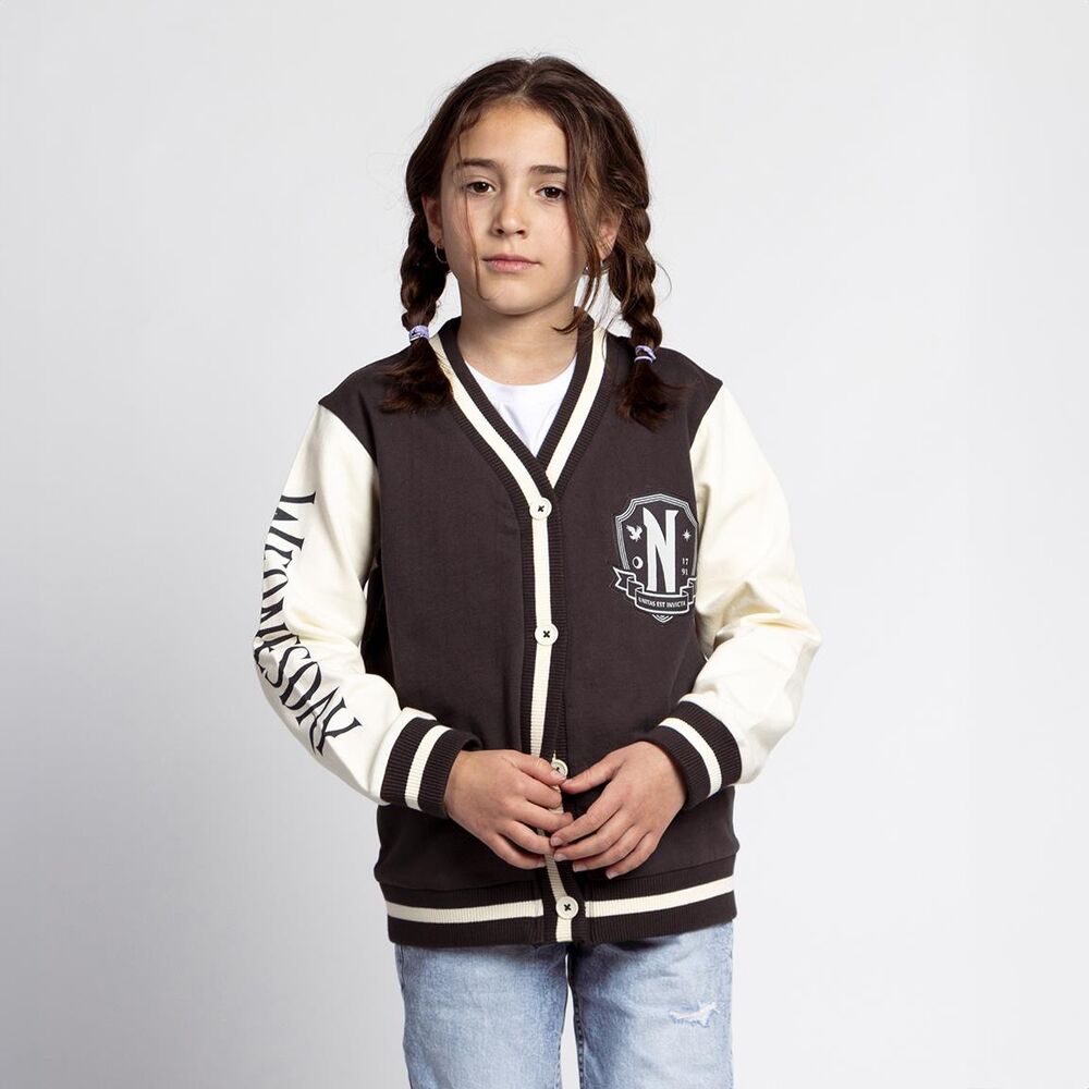 Chaqueta infantil Wednesday gris y crema con escudo frontal - 4