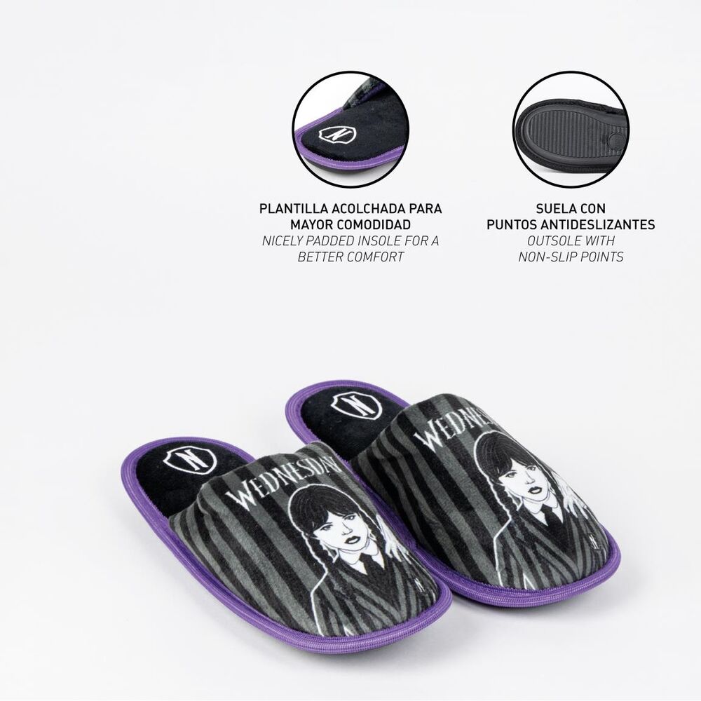 Pantuflas CERDÁ de Wednesday con rayas negras y grises y ribete morado - 5