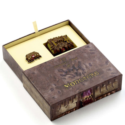 Set Harry Potter Monster Book con llavero y pin en caja ilustrada