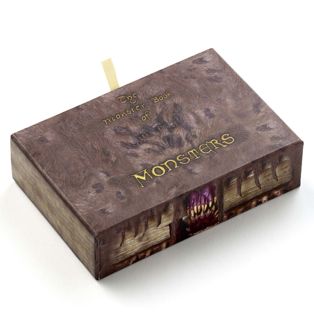 Set Harry Potter Monster Book con llavero y pin en caja ilustrada - 2