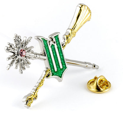 Pin Wicked For Good con varita y escoba cruzadas - 3